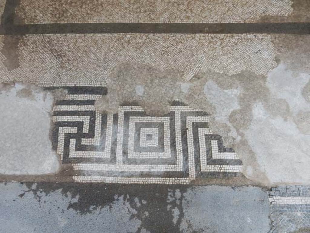 VII.15.2 Pompeii. May 2018. Detail of black and white “meander” pattern mosaic threshold, between atrium and ala flooring.
Photo courtesy of Buzz Ferebee. 
