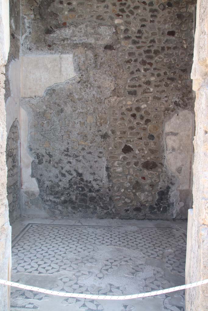 VII.15.2 Pompeii. September 2017. Looking east through doorway to cubiculum on north-east side of atrium.
Photo courtesy of Klaus Heese.  
