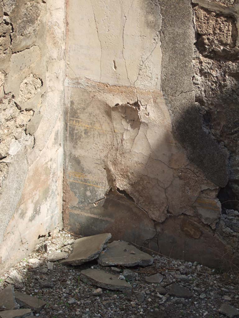 VII.15.2 Pompeii. September 2005. 
Detail of north-east corner of cubiculum in centre of east side of atrium.
