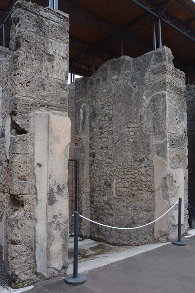 VII.15.2 Pompeii. November 2017. 
South wall of atrium, with doorway pilaster to room on east of entrance corridor, on left.
The entrance corridor/fauces is in the centre.
Foto Annette Haug, ERC Grant 681269 DÉCOR.
