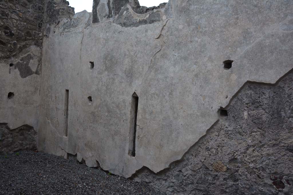 VII.15.2 Pompeii. November 2017. South wall of room on east side of entrance fauces, with remains of holes for shelving.
Foto Annette Haug, ERC Grant 681269 DÉCOR.
