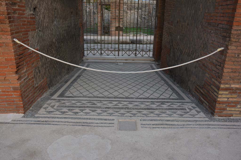 VIII.2.16 Pompeii. November 2017. Looking east into entrance corridor towards doorway, from atrium.
Foto Annette Haug, ERC Grant 681269 DÉCOR.

