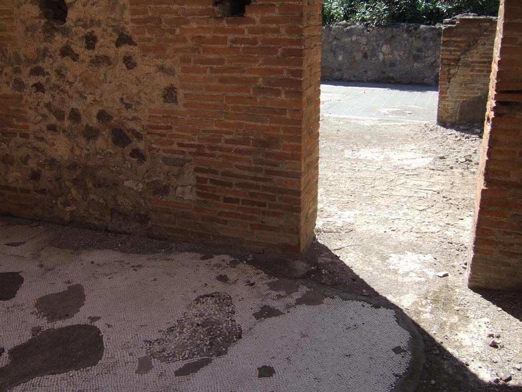 VIII.2.16 Pompeii. September 2005. 
Doorway from corridor in south-west corner of atrium, leading to room/cubiculum opening onto east portico. 
