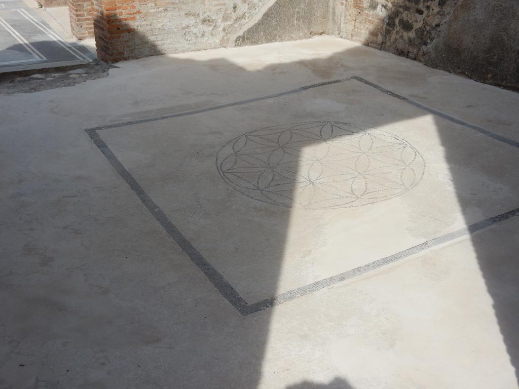 VIII.2.16 Pompeii. May 2017. Triclinium in north-west corner of atrium with doorway onto north portico, on left.
The floor was travertine, inserted in the centre is a mosaic with a black border showing a circle containing 6-petalled stars. 
Photo courtesy of Buzz Ferebee.
