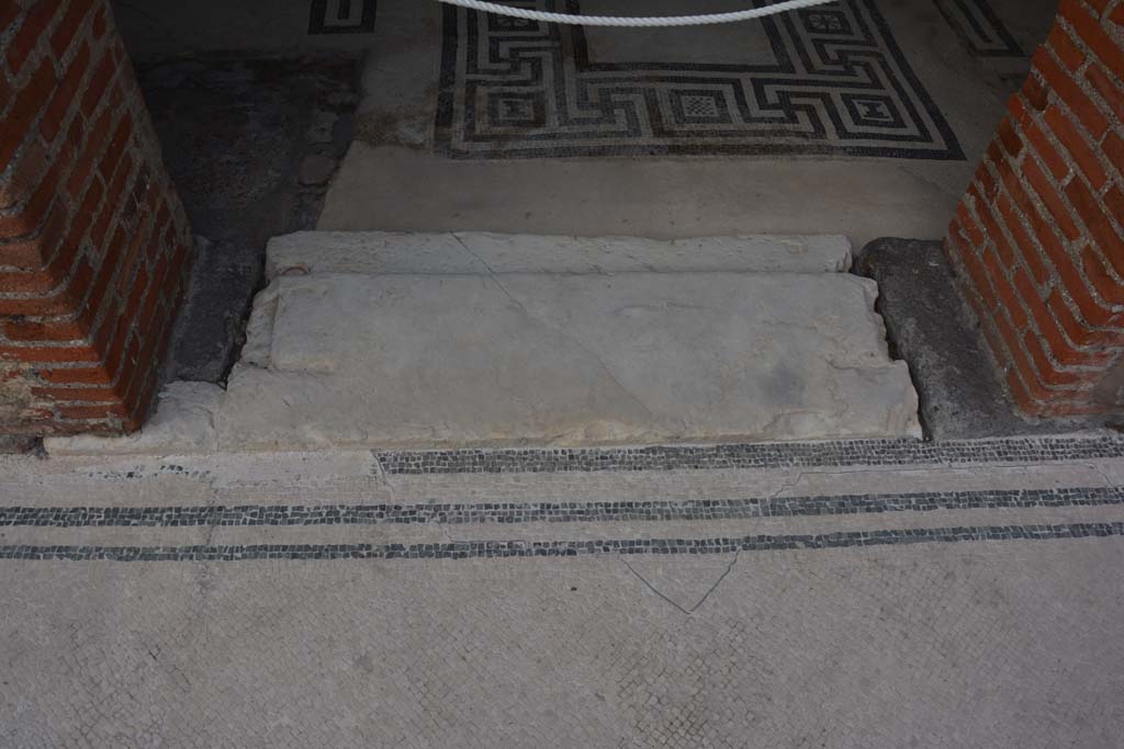 VIII.2.16 Pompeii. November 2017. Threshold of cubiculum on north side of atrium.
Foto Annette Haug, ERC Grant 681269 DÉCOR.
