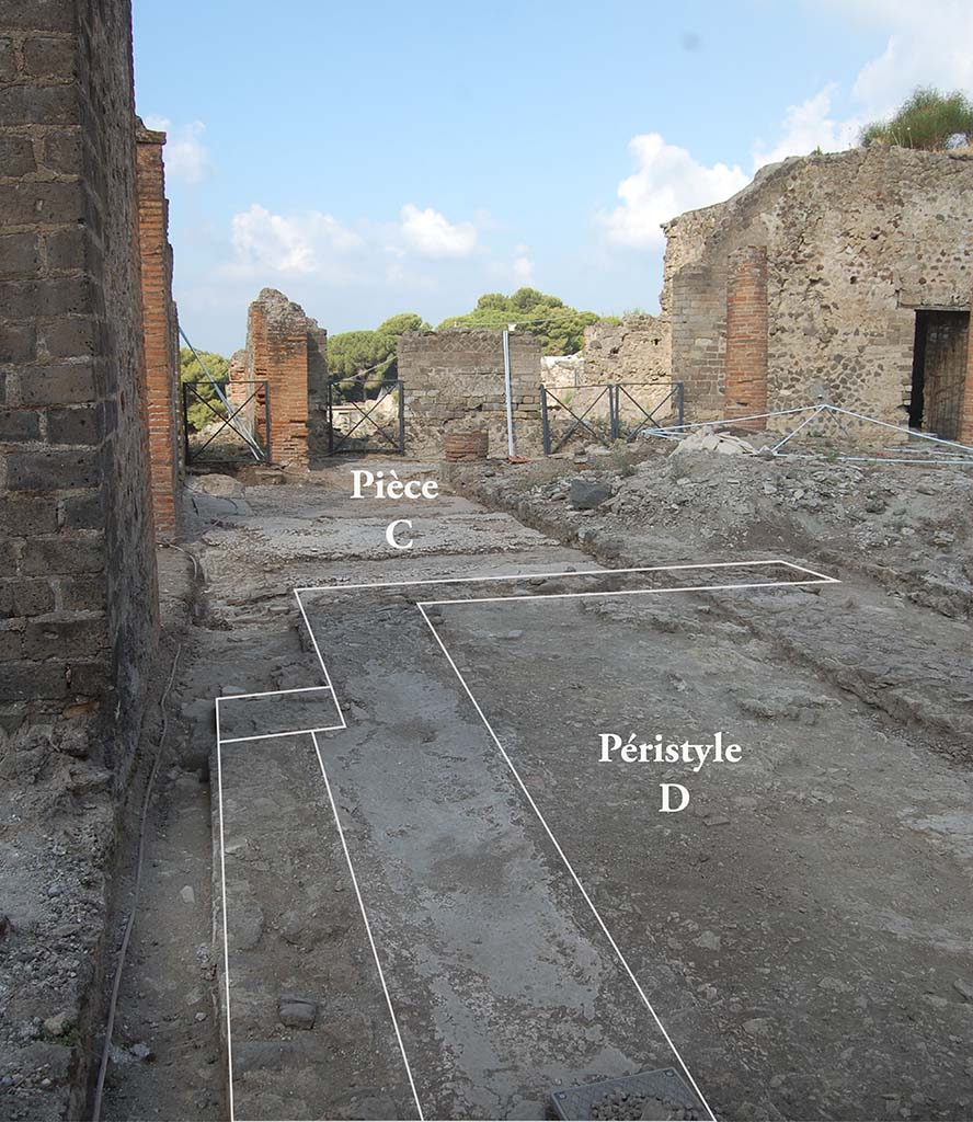 Fig. 5 - Pompi, Maison des Mosaques gomtriques. Le pristyle D. Vue depuis langle sud-est du pristyle 41.
Photo courtoisie de Sandra Zanella. Agrandir / Enlarge (jpg, 2,4M)
Sur concession du Ministero dei Beni e delle Attivit Culturali e del Turismo - Soprintendenza Speciale per i Beni Archeologici di Pompei, Ercolano e Stabia. 
Toute reproduction, par quelque moyen que ce soit, est interdite.
