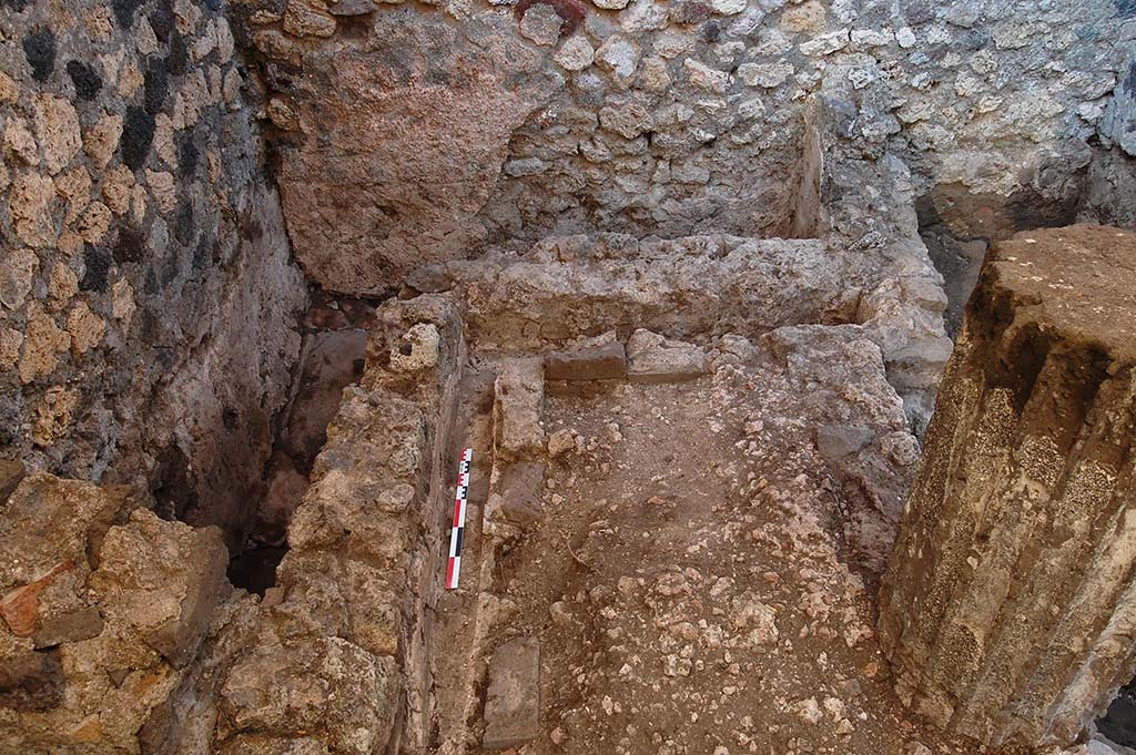 Fig. 8 - Pompi, Maison des Mosaques gomtriques. La latrine 27  la fin du nettoyage. Vue de louest.
Photo courtoisie de Sandra Zanella. Agrandir / Enlarge (jpg, 921k)
Sur concession du Ministero dei Beni e delle Attivit Culturali e del Turismo - Soprintendenza Speciale per i Beni Archeologici di Pompei, Ercolano e Stabia. 
Toute reproduction, par quelque moyen que ce soit, est interdite.
