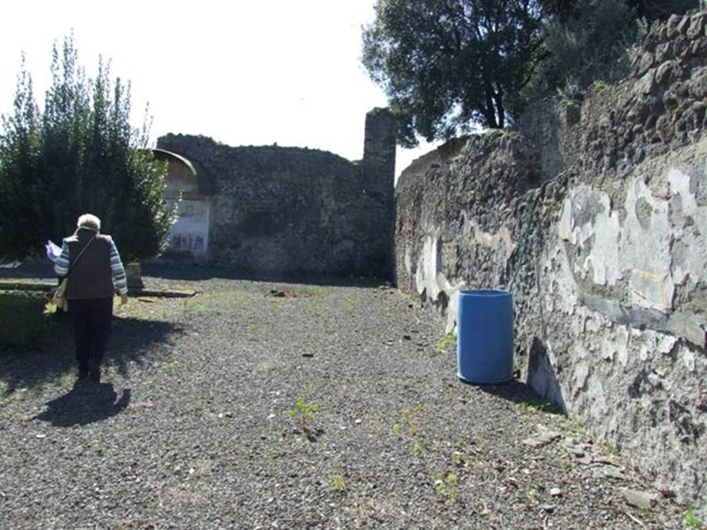 VIII.5.2 Pompeii.  March 2009.  Room 8.  Peristyle Garden. West Portico.  When excavated there were no columns on the West Portico side.