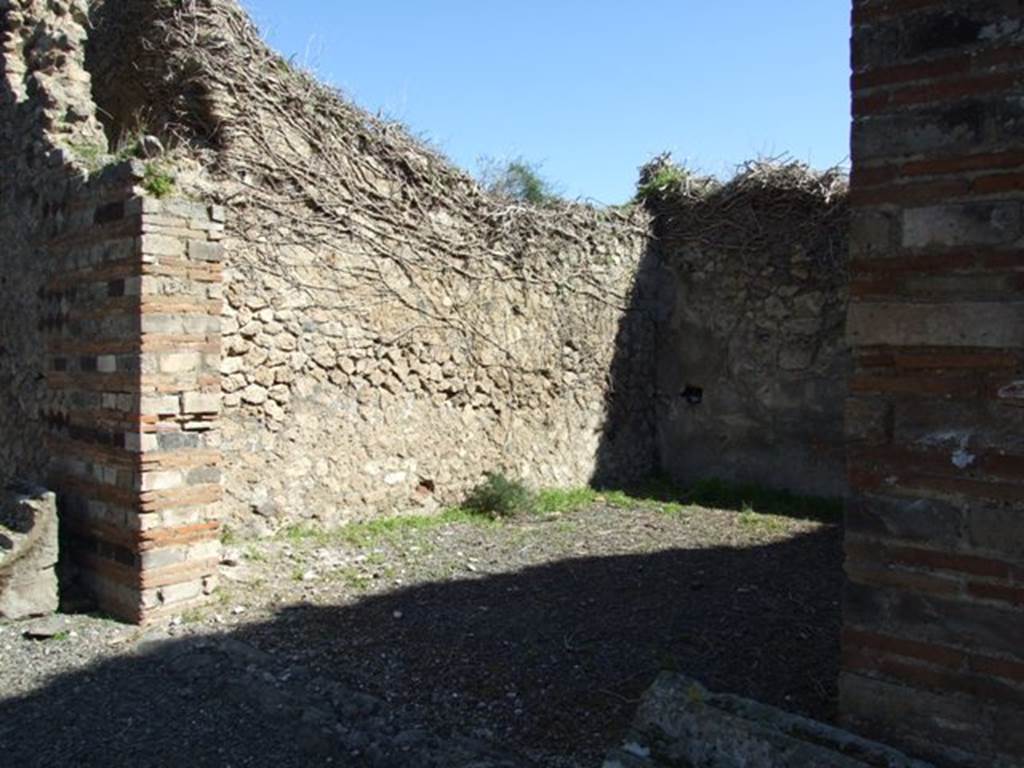 VIII.5.2 Pompeii.  March 2009.   Room 18.  Exedra.