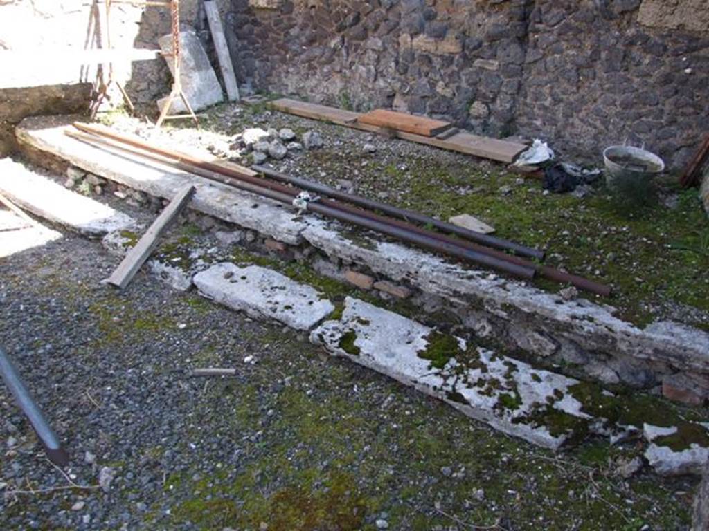 VIII.5.2 Pompeii.  March 2009.  Room 22.  Ala, with two marble steps for the cupboard.