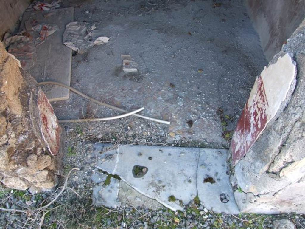 VIII.5.5 Pompeii. March 2009. Room 31, cubiculum. Marble sill and painted plaster on either side of doorway. The flooring would have been of cocciopesto in which were scattered small polychrome flakes.
