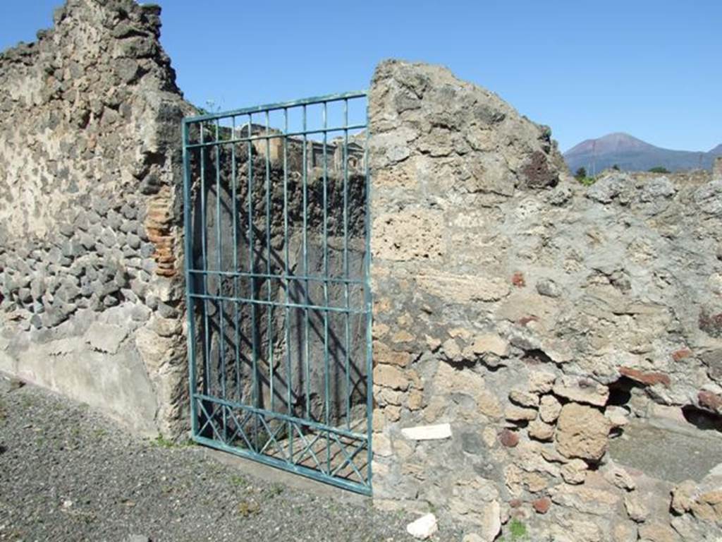 VIII.5.5 Pompeii. March 2009. Room 25, north wall, with entrance to fauces from atrium.