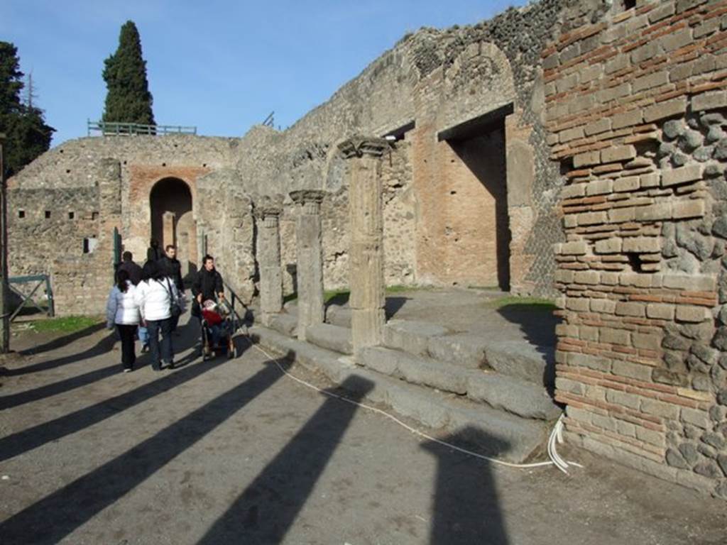 VIII.7.16 Pompeii. December 2007. North east corner. Three Ionic columns that formed the entrance hall on the side of the colonnade.