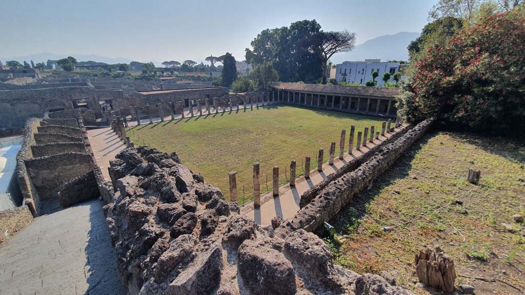 VIII.7.16 Pompeii. July 2021. Looking south-east from steps from Triangular Forum across central area and portico.
Foto Annette Haug, ERC Grant 681269 DÉCOR.