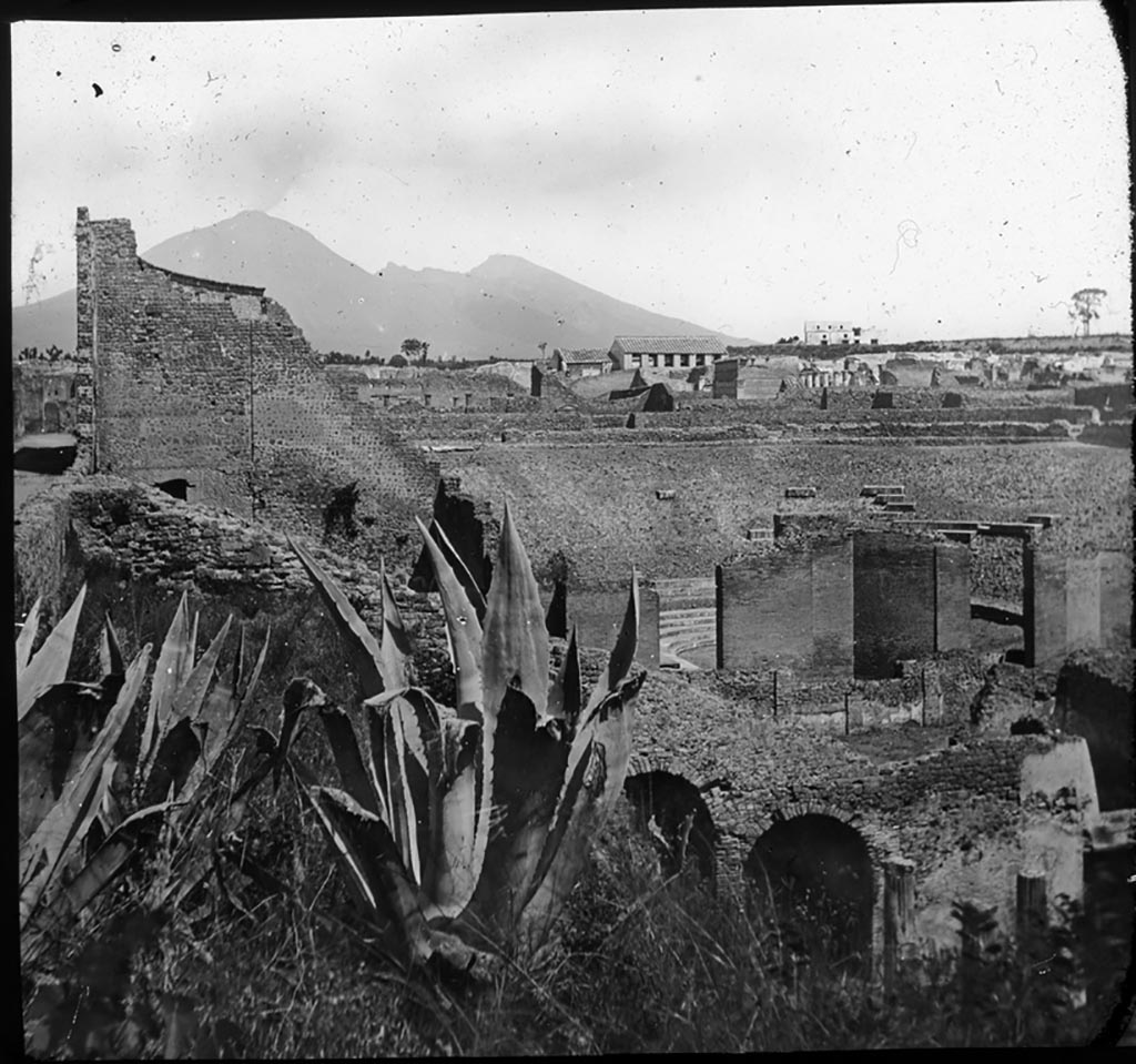 VIII.7.16 Pompeii. North end of Gladiator’s Barracks, looking north towards steps from Triangular Forum and Large Theatre.
Photo by permission of the Institute of Archaeology, University of Oxford. File name instarchbx208im 092. Resource ID. 44418.
See photo on University of Oxford HEIR database