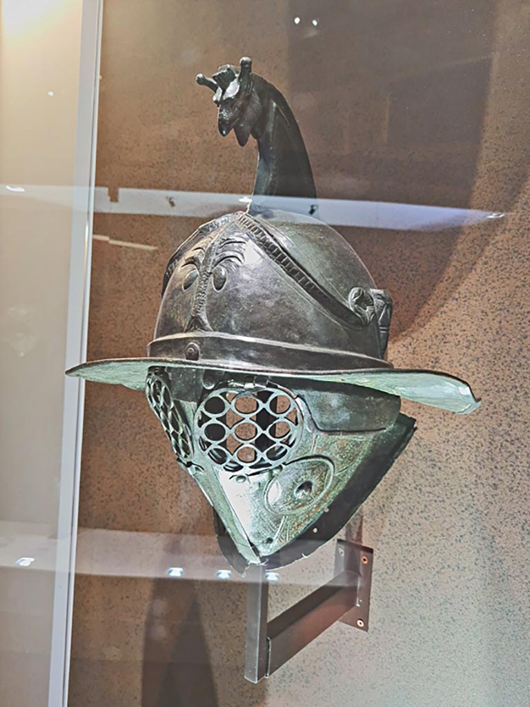 VIII.7.16 Pompeii. Photo taken May 2021, courtesy of Giuseppe Ciaramella.
Thracian gladiator’s helmet, with depiction of a palm tree. Naples Archaeological Museum, inv. no. 5649.
