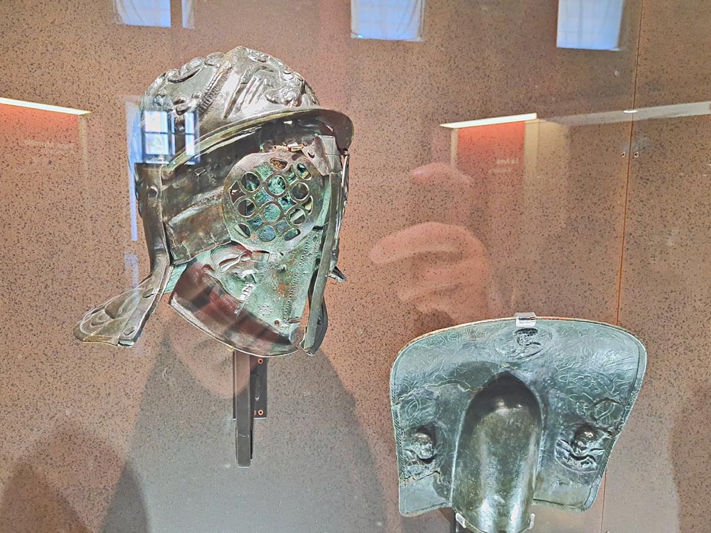 VIII.7.16 Pompeii. Provocator‘s helmet with relief of eagle, Naples Archaeological Museum, inv. 5657.
Photo taken May 2021. Photo courtesy of Giuseppe Ciaramella.