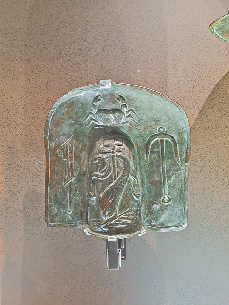 VIII.7.16 Pompeii. Photo taken May 2021, courtesy of Giuseppe Ciaramella.
Galerus with depictions of a dolphin, a trident, an anchor, a rudder and a crab, Naples Archaeological Museum, inv. 5639.