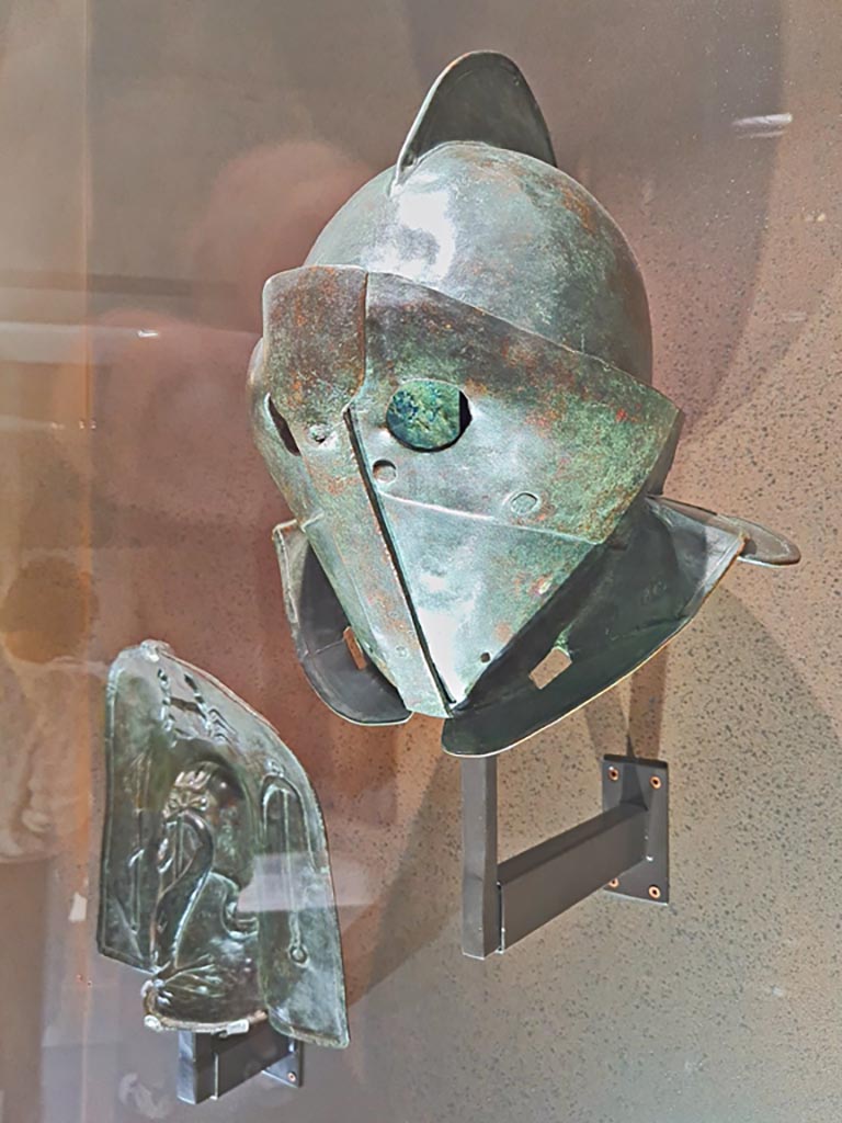 VIII.7.16 Pompeii. Photo taken May 2021, courtesy of Giuseppe Ciaramella.
Bronze Secutor’s helmet, found 10th January 1767, Naples Archaeological Museum, inv. 5642.