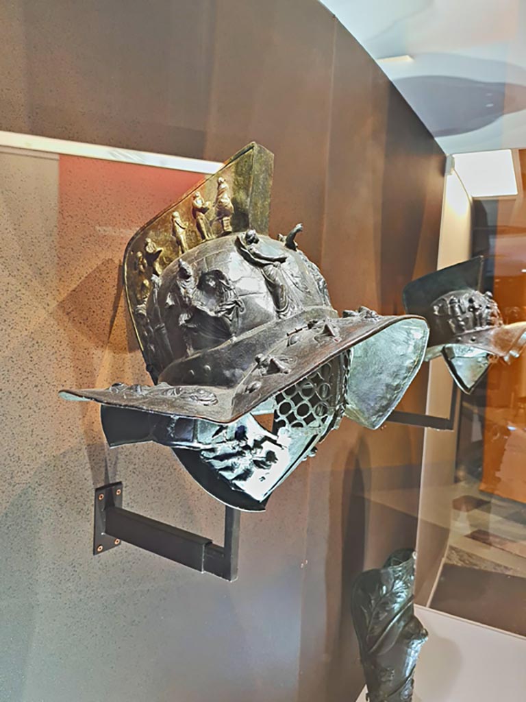 VIII.7.16 Pompeii. Photo taken May 2021, in Naples Archaeological Museum, inv. 5673.
Murmillo’s helmet with scenes of capture of Troy, discovered Pompeii on 23rd May 1767 in Gladiator’s Barracks.
(Side 1). Photo courtesy of Giuseppe Ciaramella.