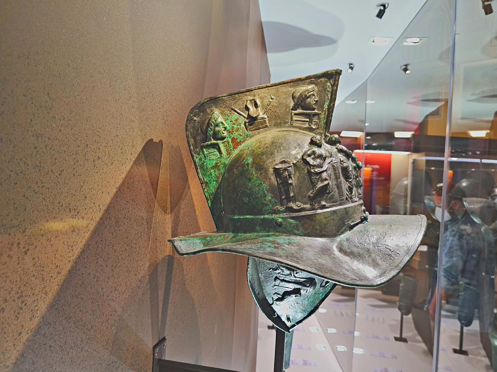 VIII.7.16 Pompeii. Murmillo helmet found March 23rd, 1863, in quadriporticus. Side 1.
Photo taken May 2021, courtesy of Giuseppe Ciaramella.
