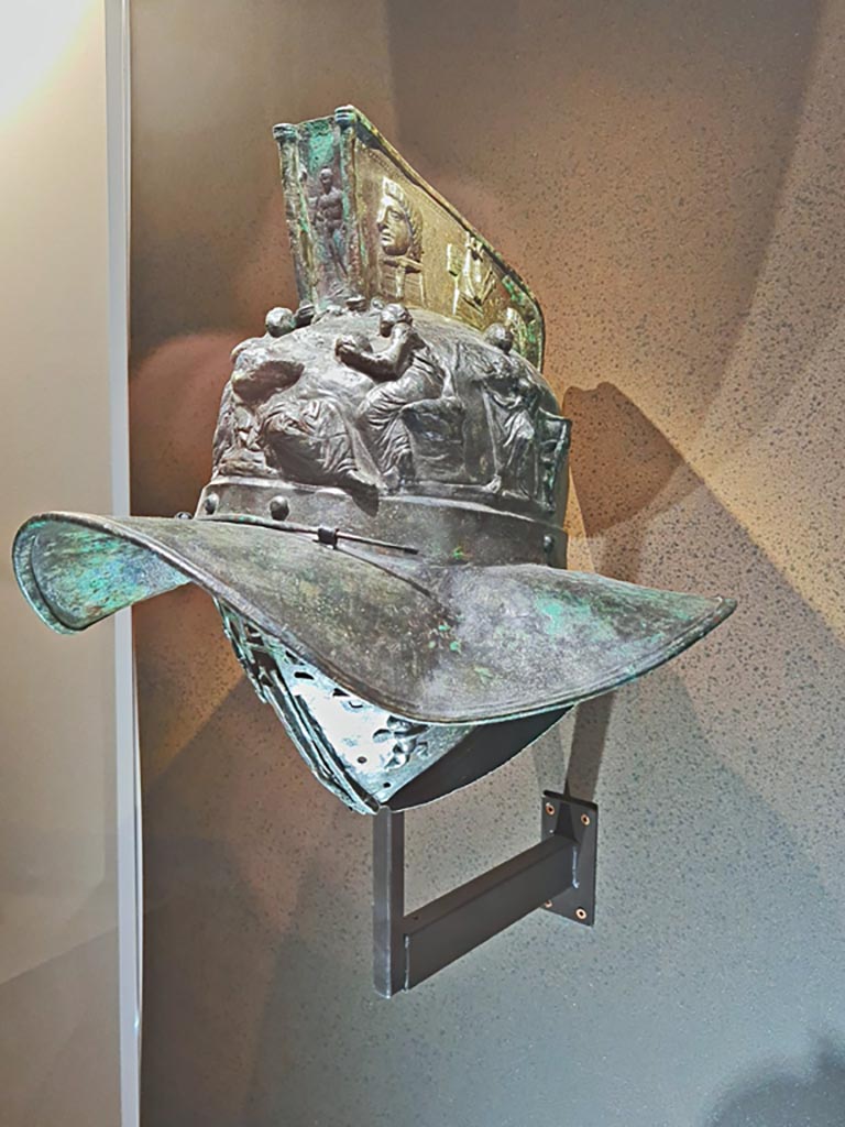 VIII.7.16 Pompeii. Murmillo helmet found March 23rd, 1863, in quadriporticus. Side 2.
Photo taken May 2021, courtesy of Giuseppe Ciaramella.