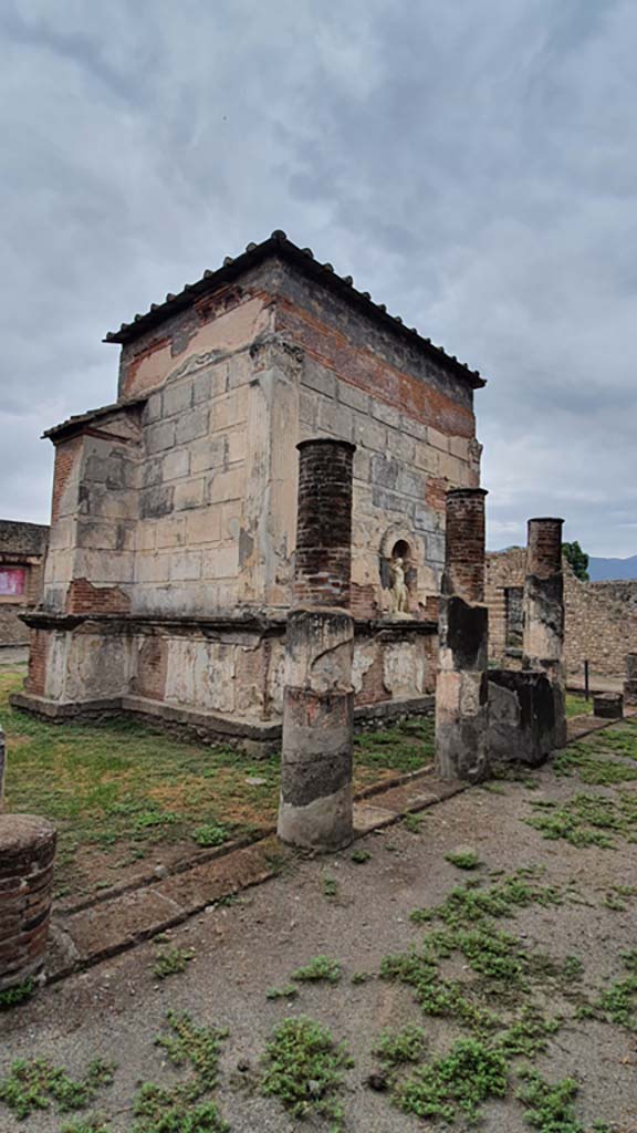 VIII.7.28 Pompeii. August 2021. Looking south along west portico.
Foto Annette Haug, ERC Grant 681269 DÉCOR.
