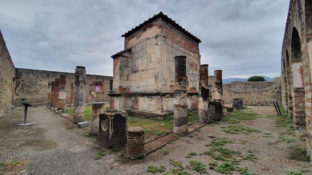 VIII.7.28 Pompeii. August 2021. Looking east along north portico, on left, and south along west portico, on right.
Foto Annette Haug, ERC Grant 681269 DÉCOR.
