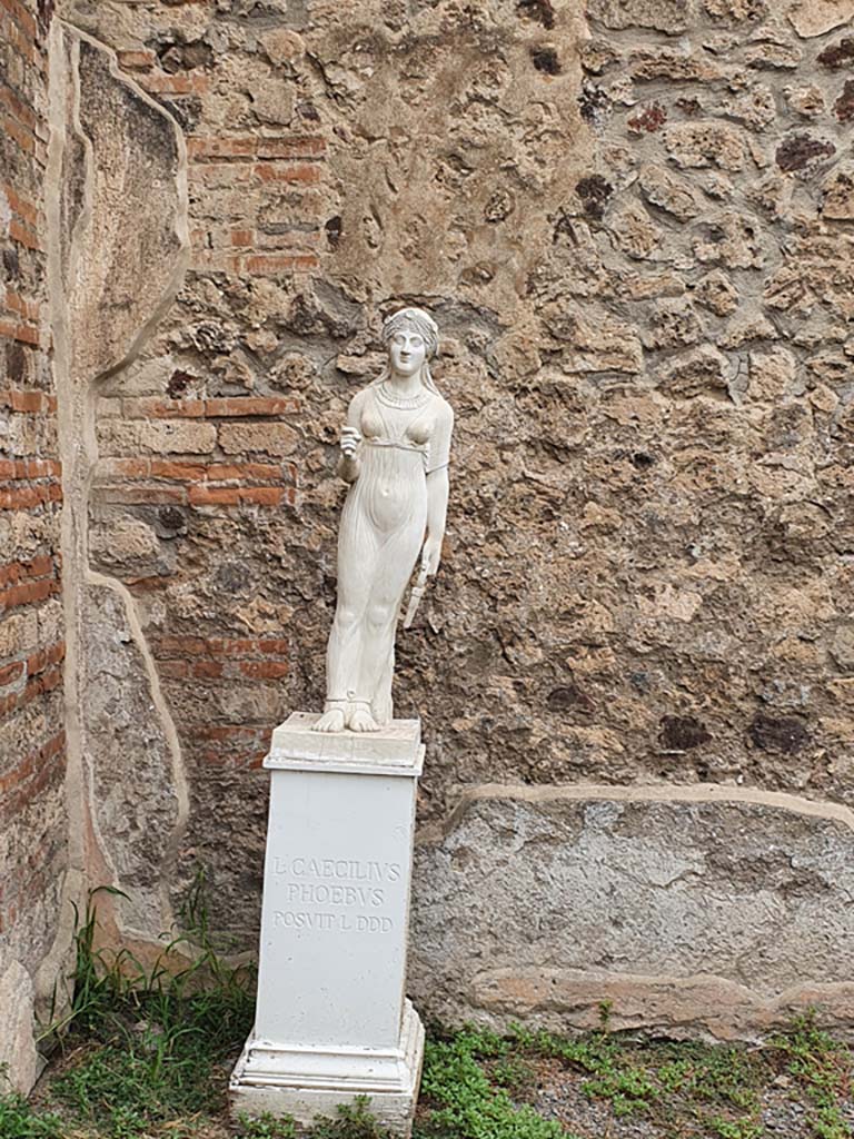 VIII.7.28, Pompeii. August 2021. North-west corner of north portico with reproduction statue of Isis.
Foto Annette Haug, ERC Grant 681269 DÉCOR.
