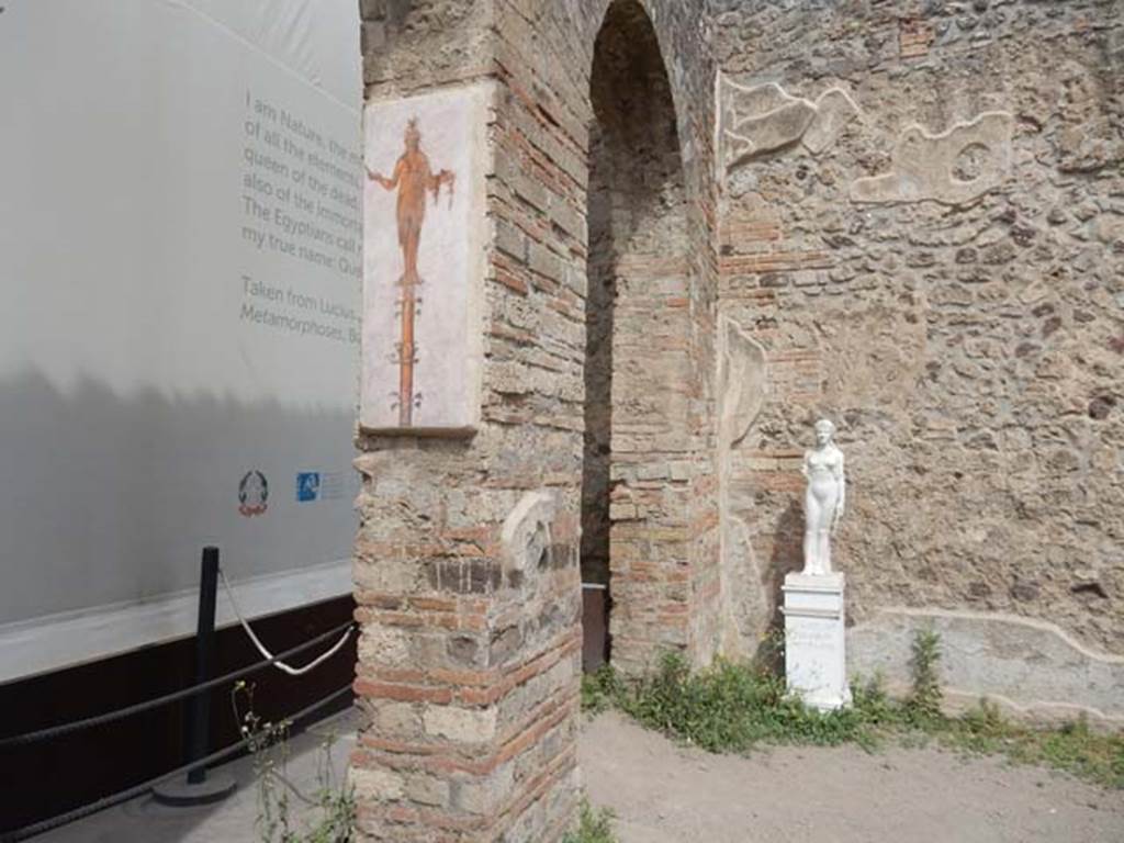 VIII.7.28 Pompeii. May 2017. North-west corner of portico with reproductions of the statue of Isis and a candelabra fresco.
Photo courtesy of Buzz Ferebee.
