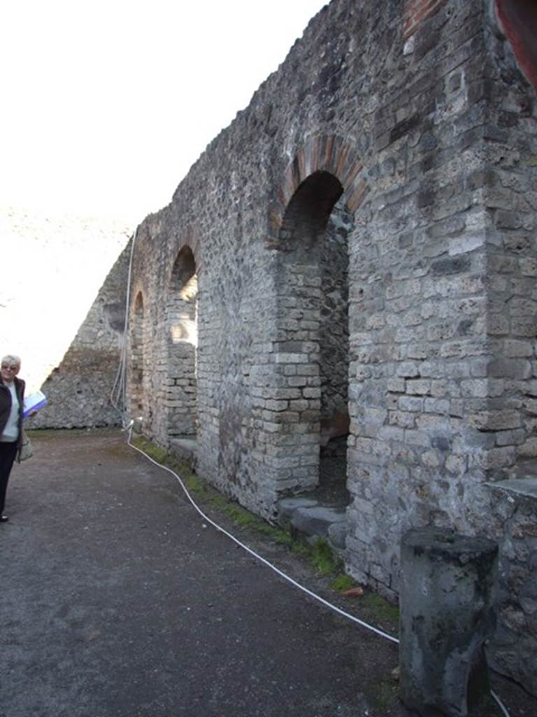 VIII.7.28 Pompeii. March 2009. The pastophorium, the priest’s accommodation and storage.
Doorways in south wall of portico or colonnade, leading to the kitchen at the far end, the dining room in the middle and the cubiculum nearest.
