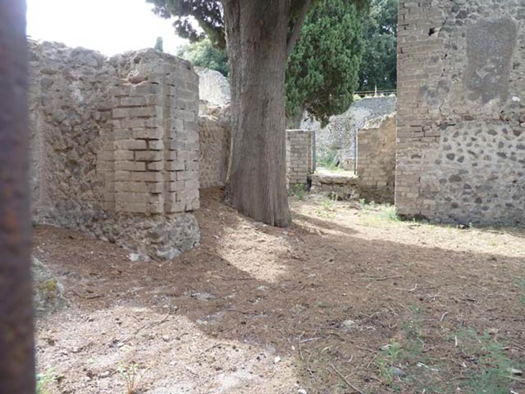 VIII.7.28 Pompeii. September 2015. Looking west into the irregular shaped sacred room, through arched entrance in the south west corner of the colonnade.