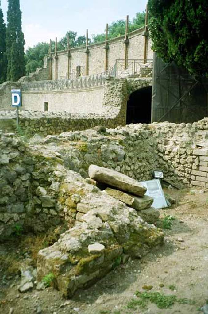 VIII.7.28 Pompeii. July 2010. Irregular shaped sacred room. South wall in south west corner. Photo courtesy of Rick Bauer.