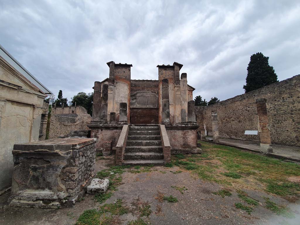 VIII.7.28 Pompeii. August 2021. Looking from near altar towards temple steps leading up to portico and cella.
Foto Annette Haug, ERC Grant 681269 DÉCOR.
