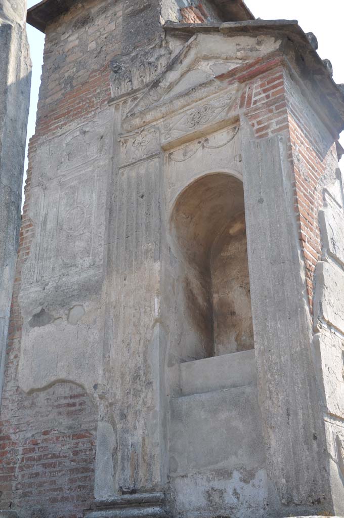 VIII.7.28, Pompeii. July 2017. Detail of niche and stucco at north end of east side.
Foto Anne Kleineberg, ERC Grant 681269 DÉCOR.

