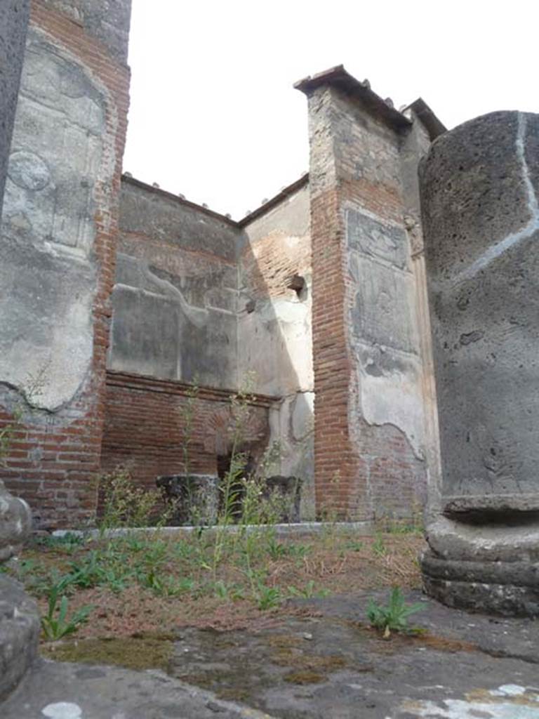 VIII.7.28 Pompeii. September 2015. Looking towards north-west side of cella from portico.