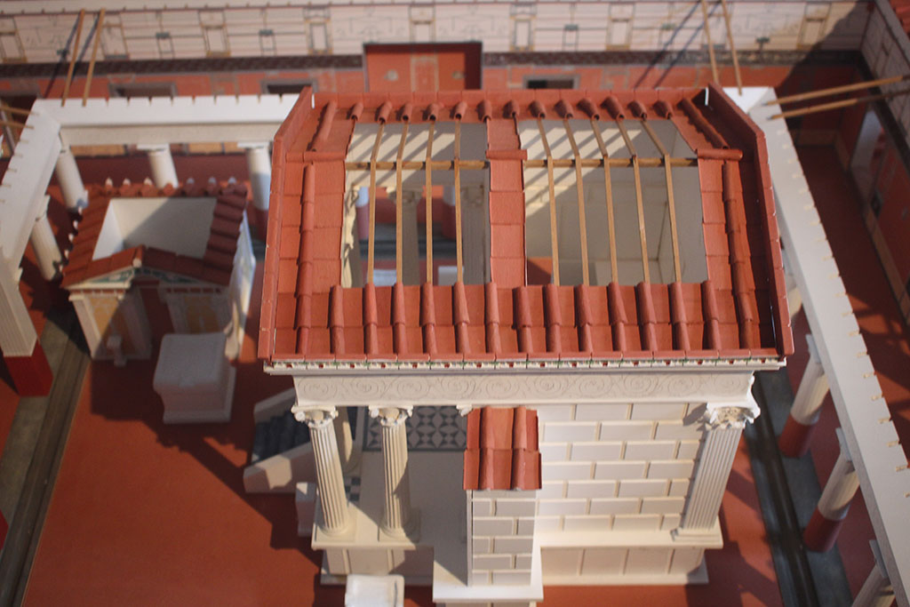 VIII.7.28 Pompeii. Looking south, across temple to south portico in model of temple in Naples Museum. Photo courtesy of Giampiero Bevagna.