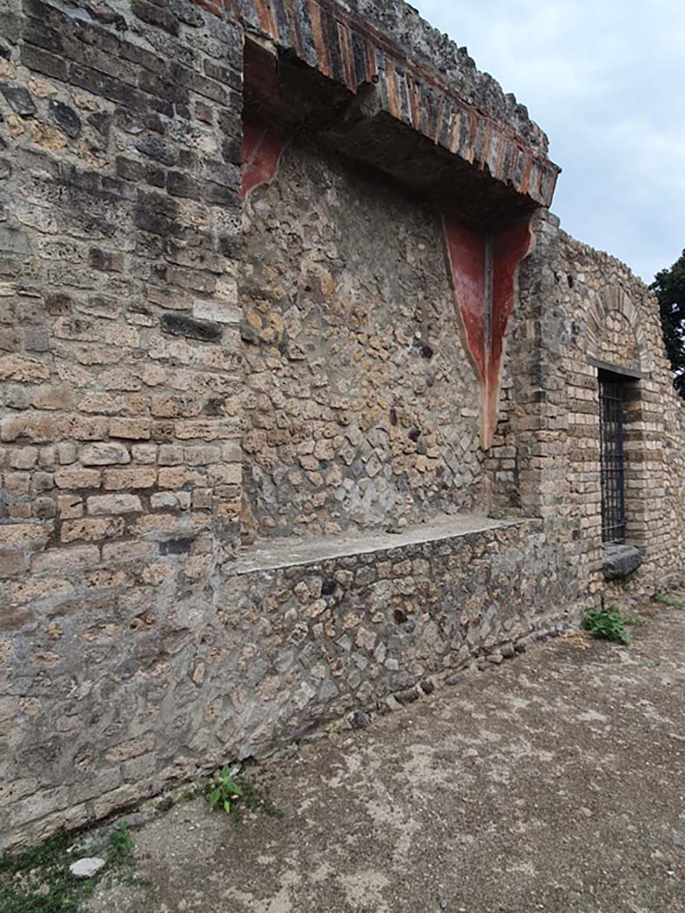 VIII.7.28 Pompeii. August 2021. Looking west along south portico towards large recess.
Foto Annette Haug, ERC Grant 681269 DÉCOR.
