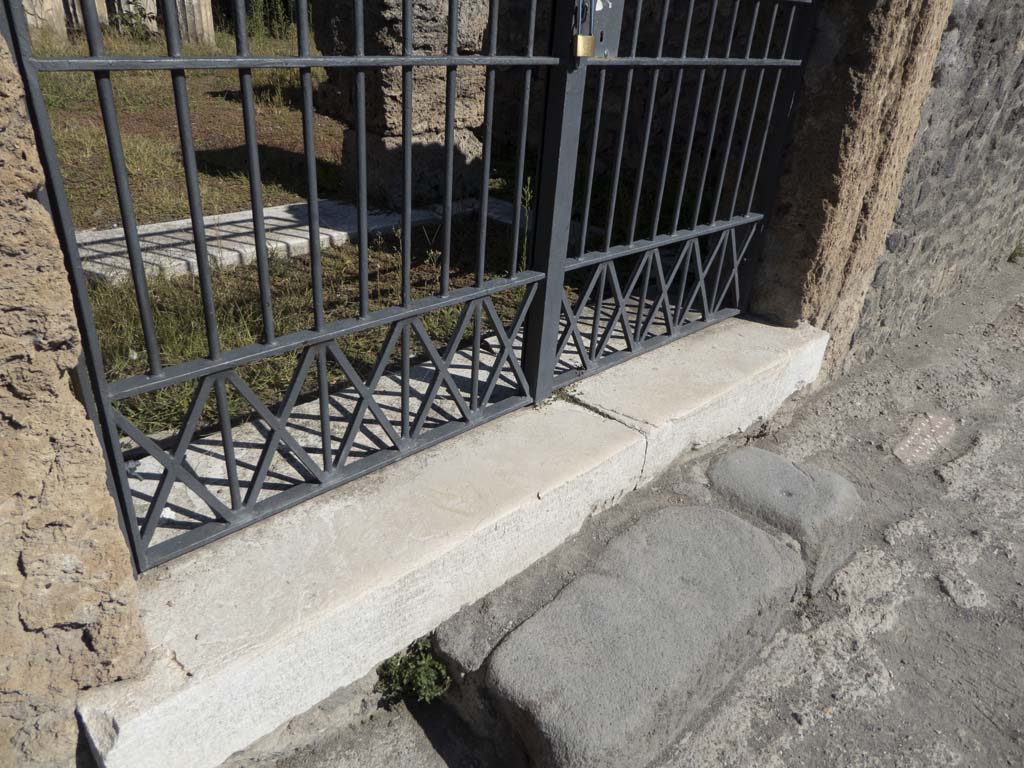 IX.1.20 Pompeii. September 2017. Entrance doorway threshold with step.
Foto Annette Haug, ERC Grant 681269 DÉCOR