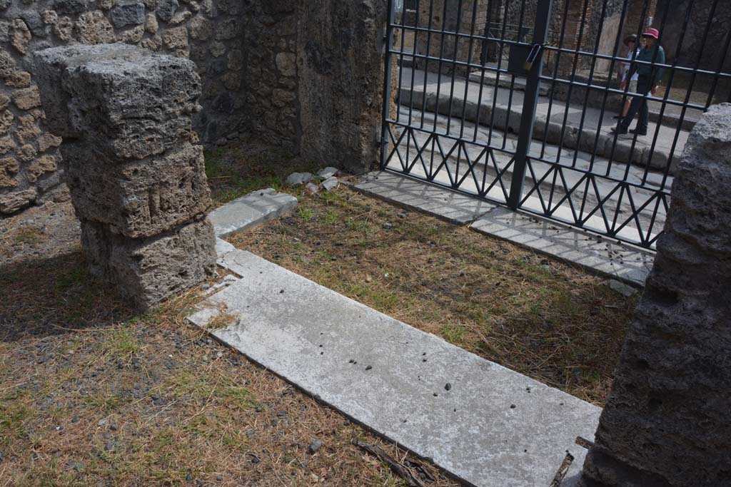IX.1.20 Pompeii. September 2019.
Looking south-east across entrance vestibule, with threshold into small lobby/room on east side of entrance doorway.
Foto Annette Haug, ERC Grant 681269 DÉCOR