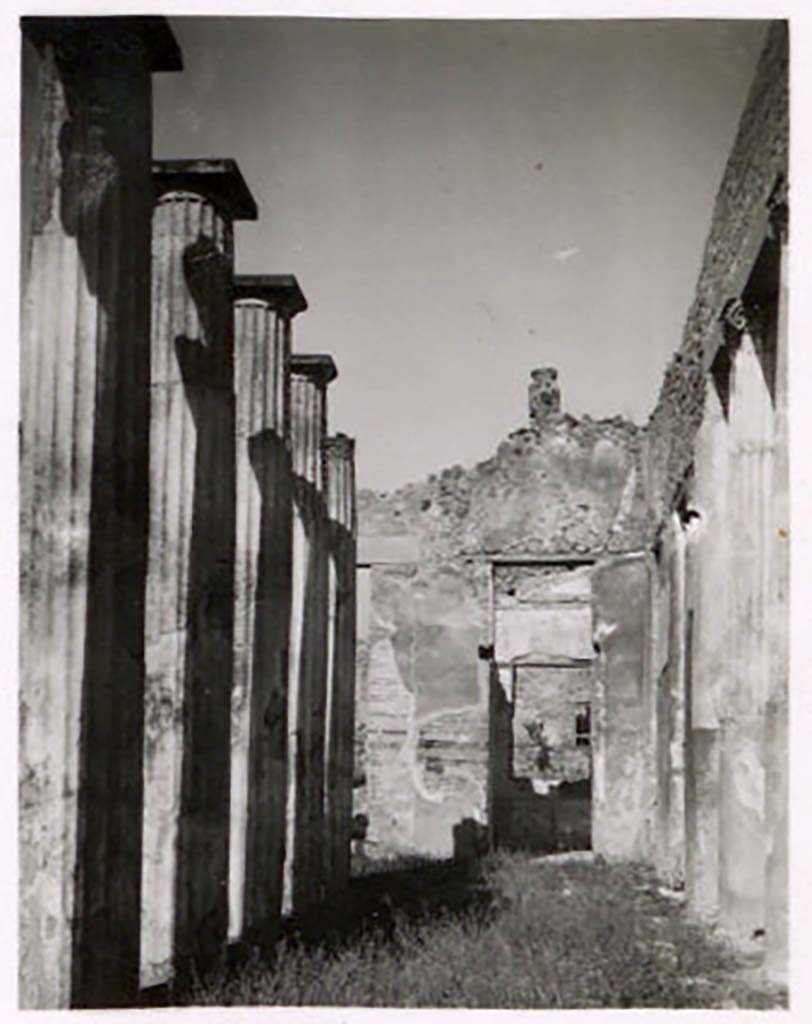 XI.1.20 Pompeii. Pre-1943. Room 2, atrium, looking north along east side. Photo by Tatiana Warscher.
See Warscher, T. Codex Topographicus Pompeianus, IX.1. (1943), Swedish Institute, Rome. (no.79), p. 147.