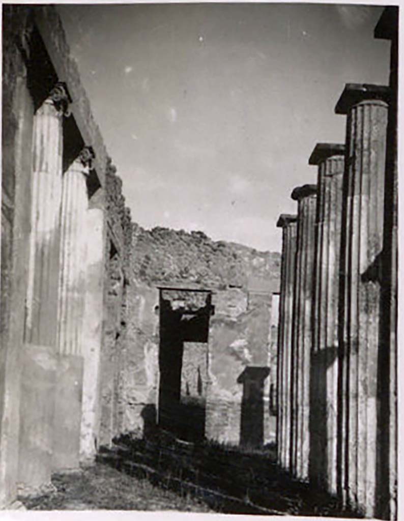 IX.1.20 Pompeii. Pre-1943. Room 2, atrium, looking north along west side. Photo by Tatiana Warscher.
See Warscher, T. Codex Topographicus Pompeianus, IX.1. (1943), Swedish Institute, Rome. (no.78), p. 147.