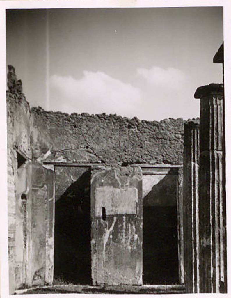 IX.1.20 Pompeii. Pre-1943. Room 2, atrium, looking towards north-east corner. Photo by Tatiana Warscher.
See Warscher, T. Codex Topographicus Pompeianus, IX.1. (1943), Swedish Institute, Rome. (no.91), p. 165.