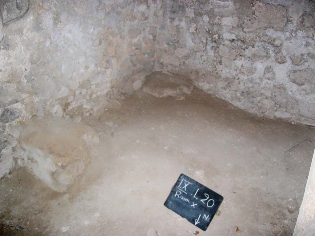 IX.1.20 Pompeii. July 2008. Latrine in kitchen area. Photo courtesy of Barry Hobson.