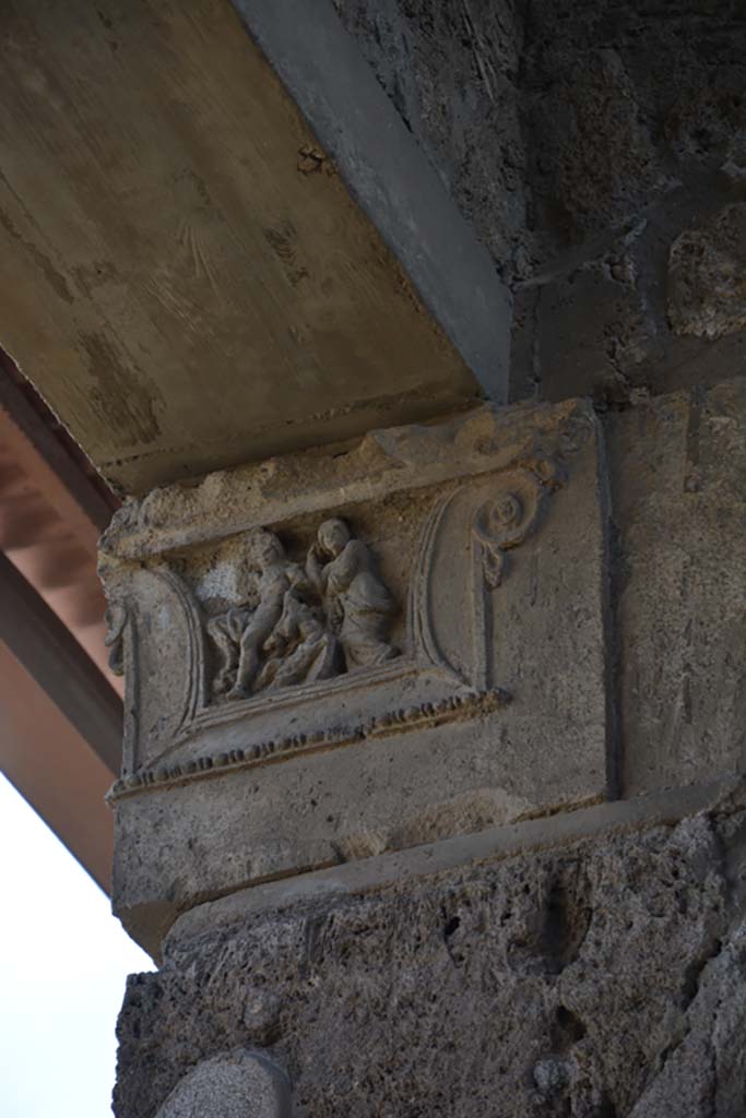 IX.1.20 Pompeii. September 2019. Looking towards south side of west ala 18, with detail of figured capital.
Foto Annette Haug, ERC Grant 681269 DÉCOR