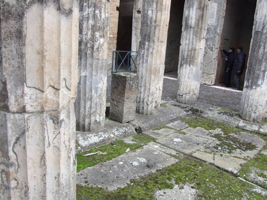IX.1.20 Pompeii. December 2007. Room 2. Atrium. Tufa columns and basin.