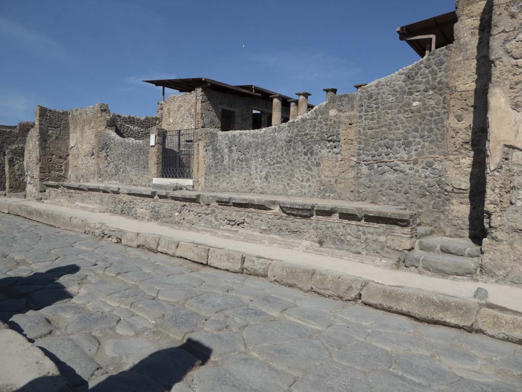 IX.1.20 Pompeii. September 2019. Looking west along entrance podium.
Foto Annette Haug, ERC Grant 681269 DÉCOR