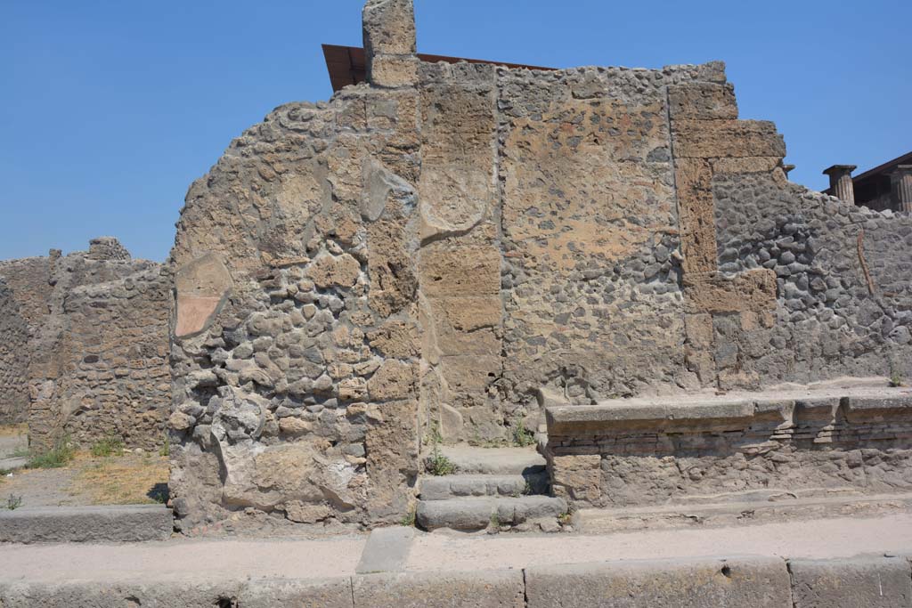 IX.1.20 Pompeii. July 2017. Pilaster at west end of podium between IX.1.19, on left, and podium for entrance, on right.
Foto Annette Haug, ERC Grant 681269 DÉCOR