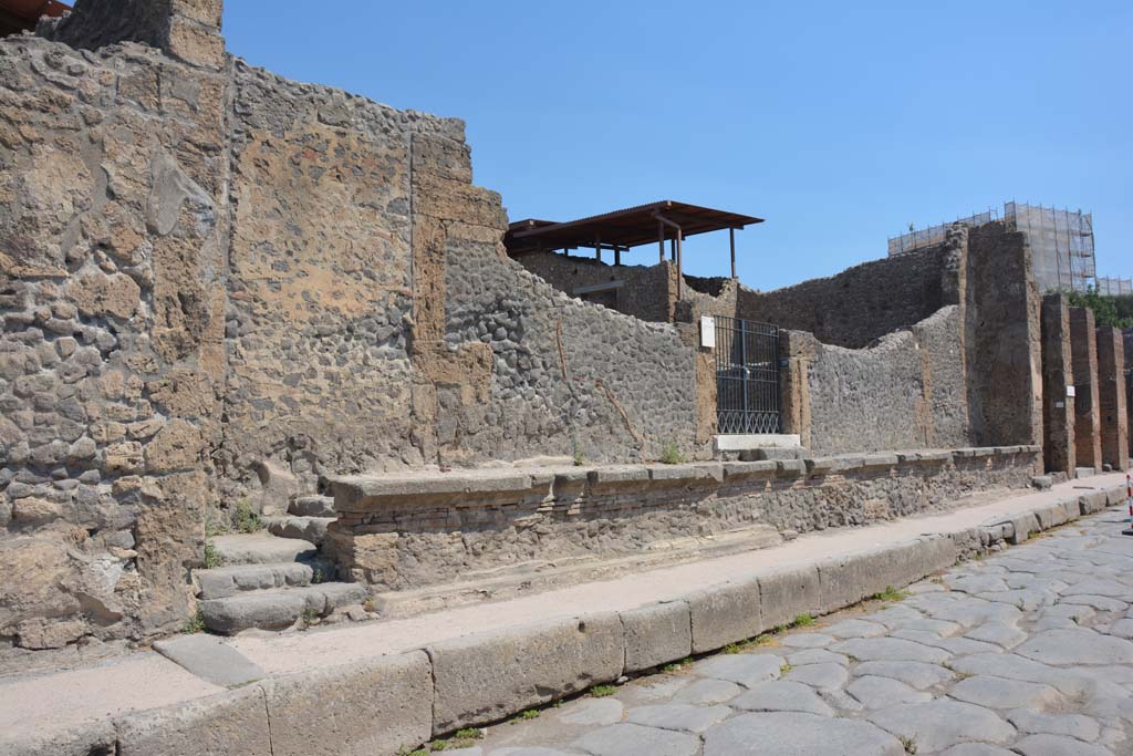 IX.1.20 Pompeii. July 2017. Looking east along entrance podium.
Foto Annette Haug, ERC Grant 681269 DÉCOR