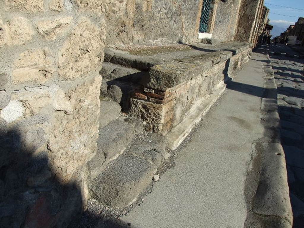 IX.1.20 Pompeii. December 2006. Podium looking east along Via dell’ Abbondanza.